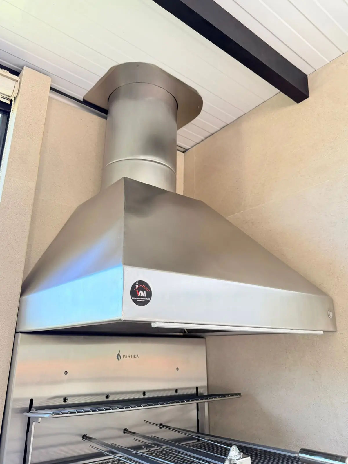 Coifa residencial em aço inox instalada pela Coifas Visentini